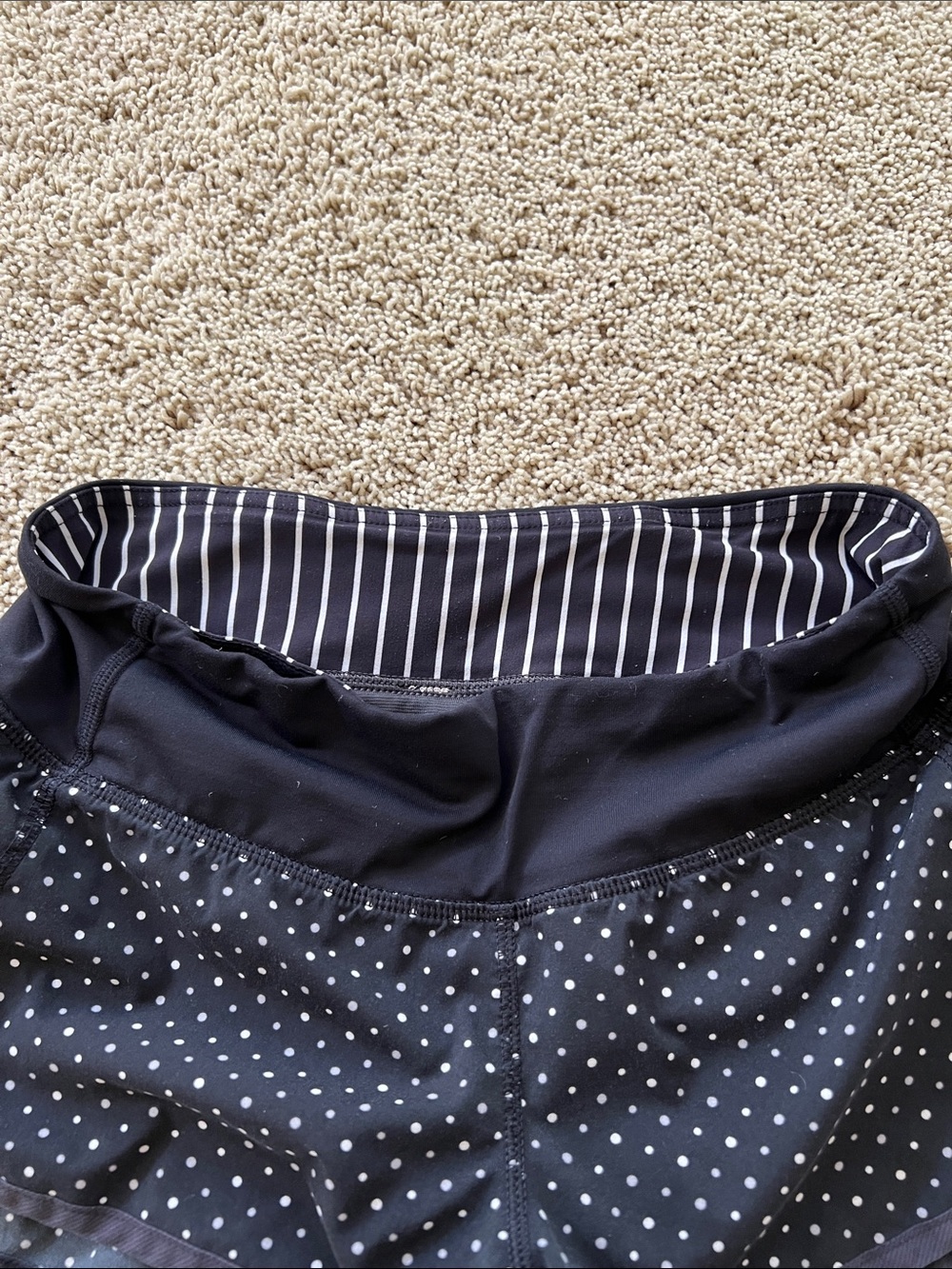 Lululemon Low-Rise 2.5” Black Polka Dot Speed Up Shorts - Picture 4 of 5